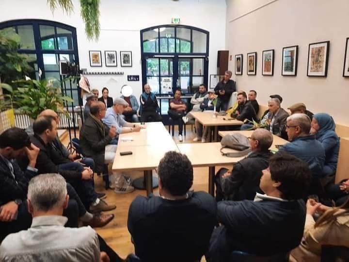 Le Collectif des Rifains d'Europe se réunit à Wuppertal pour une session de discussion et d'échange. Les participants, assis en cercle, sont engagés dans une conversation animée, favorisant un environnement de communication ouverte et inclusive. Cette photo capture la dynamique et l'engagement de la communauté rifaine en Europe lors de leurs rencontres.